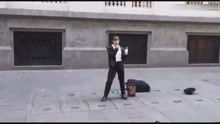  - 表演太精彩了，男子街頭翻唱邁克爾杰克遜成名曲，路人紛紛解囊！