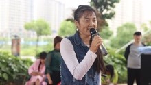 殘疾人丁燕，街頭唱出《天在下雨我在想你》綿綿細雨醉想你！