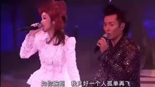  - 鄭伊健演唱會跟她合唱完這首歌, 單膝跪下送她離場, 歌迷當場歡呼