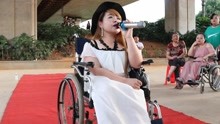 殘疾女孩小蘭，輪椅上動情演唱，凄美動聽，虐心！