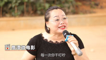 殘疾大姐輪椅上演唱《一壺老酒》飽滿的感情，不輸專業歌手！
