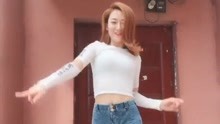  - 美女輕快舞動