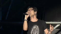 像個孩子