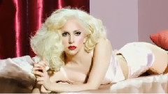 Lady Gaga 'Dung Tay Bop Ng?c' Tren T?p Chi