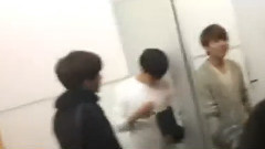 福岡機場 明洙接過粉絲送的皮卡丘