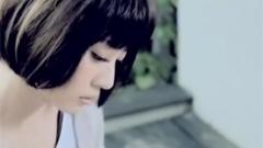 留在這首