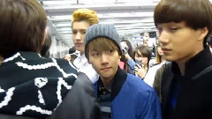 白賢用鼻子蹭燦烈帽子