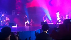 成員與女Dancer貼身熱舞