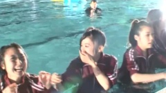 被拉進水中