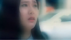 輕咬下唇