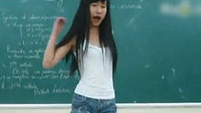  - 教室內大膽秀熱舞