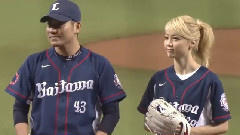 E-girls?Ami 赤のミニスカ姿でワンバン始球式