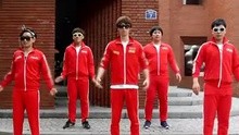 紅衣男紙模仿Bar Bar Bar