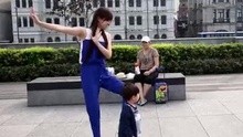 美女模仿神曲《小蘋果》舞蹈