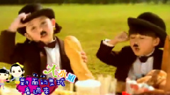 對面的男孩看過來
