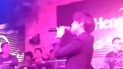 眼淚笑了