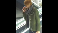 吳亦凡機場喝奶茶